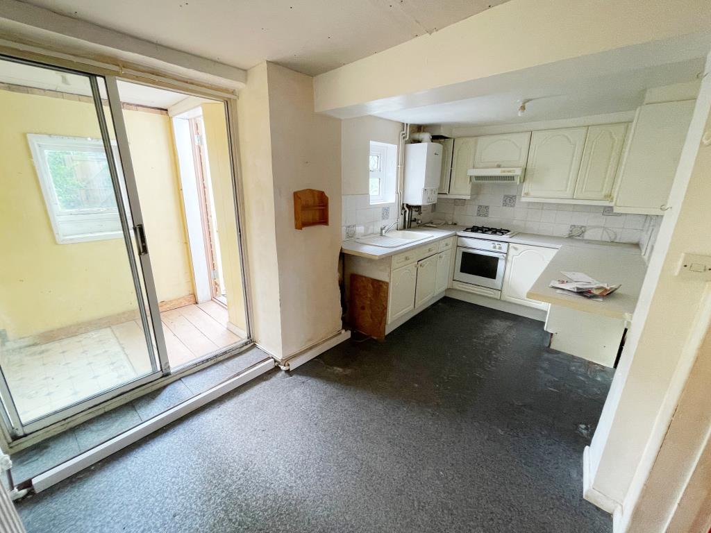 Lot: 77 - MID-TERRACE HOUSE FOR IMPROVEMENT IN TOWN CENTRE - Kitchen with acecss to garden
